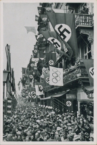Collector's card Olympia 1936, crowds flooding the main streets