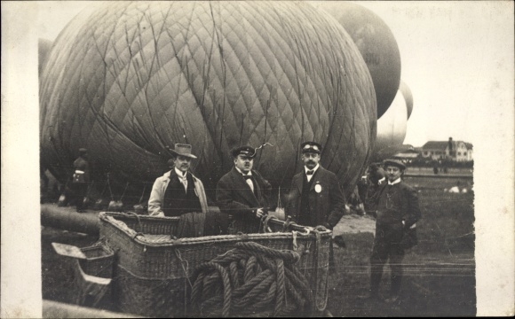 Photo Postcard men in front of hot air balloons, airfield, French soldiers
