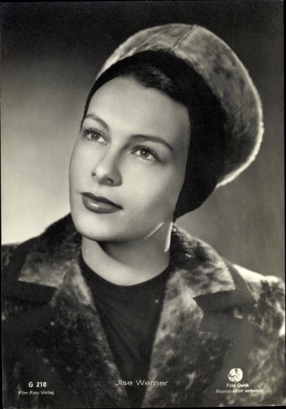 Postcard actress Ilse Werner, portrait with fur cap, coat, Film Photo Verlag G 218