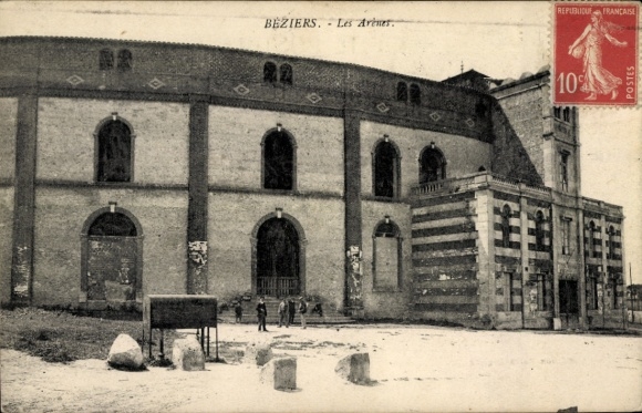 Postcard Béziers Hérault, Les Arènes, buildings, people, atmosphere
