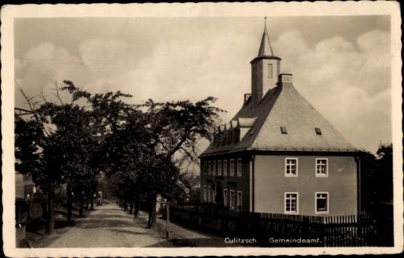 Postcard Culitzsch Wilkau Haßlau in Saxony, building of the municipal office, row of trees, 2-story house