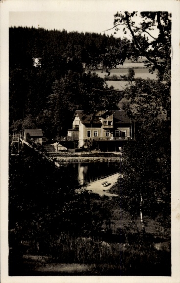 Ak Sebnitz Sächsische Schweiz, Waldrestaurant Forellenschenke, Blick auf ein Gebäude am Wasser, U