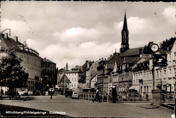 Ak Münchberg in Opper-Franken, Beieren, stadscentrum, staande klok, kerktoren,