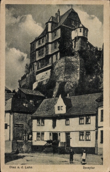 Ak Diez an der Lahn, Burg auf einem Hügel, Häuser im Vordergrund, Schwarz-Weiß-Foto