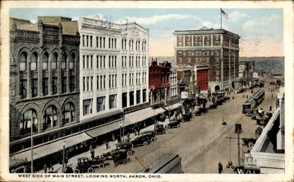 Ak Akron Ohio USA, Westkant van Main Street, gebouwen, oude auto's, tram, vlag