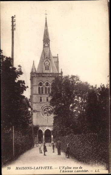 Postcard Maisons Laffitte Yvelines, L'Eglise vue de l'Avenue Lavoisier