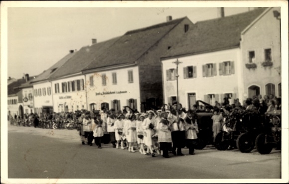 foto Ak Münchsdorf Roßbach in Neder-Beieren, processie in de stad