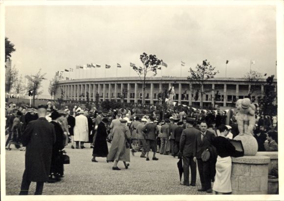 Foto Ak Olympische Spiele Berlin 1936, Besuchermengen vor dem Olympiastadion