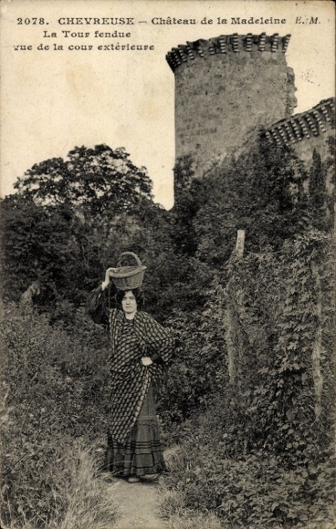 Ak Chevreuse Yvelines, Château de la Madeleine, La Tour fendue, Bild einer Frau mit Korb