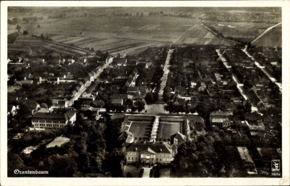 Ak Oranienbaum Wörlitz in Anhalt, luchtfoto van uitgestrekte velden en woongebouwen, 16262