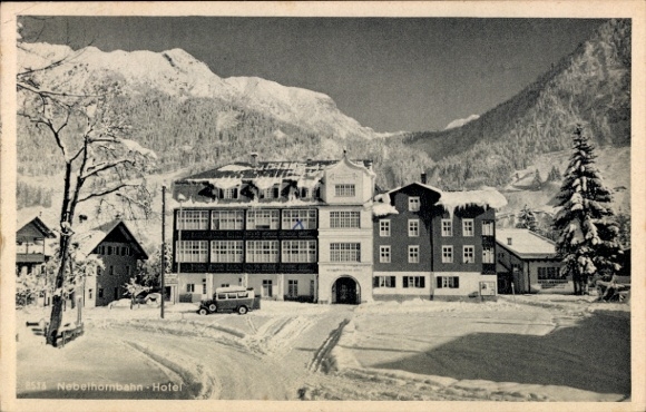 Ak Oberstdorf im Oberallgäu, Nebelhornbahn-Hotel, Winterlandschaft, Schnee, Berge, Auto