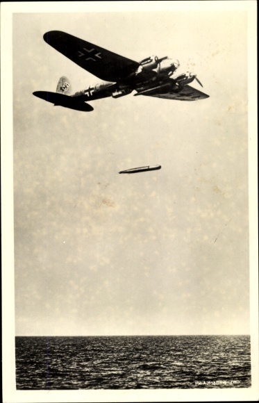 Postcard Heinkel He 111 H dropping the torpedo, the eel falls, Luftwaffe, II. WW