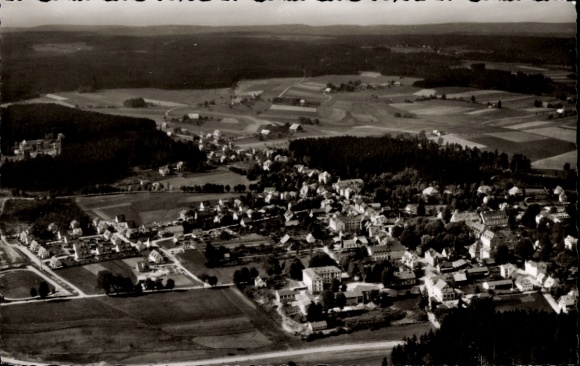 Ak Königsfeld im Schwarzwald Baden, Luftaufnahme von  Schwarzwald, viele Häuser, grüne Felder