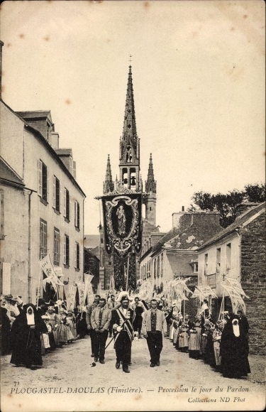 Postcard Plougastel Daoulas Finistère, Procession on the Day of Pardon