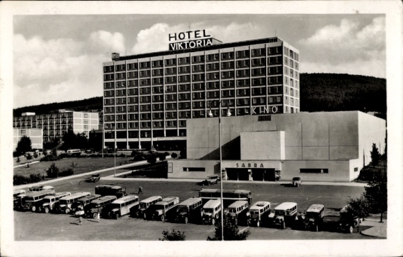 Ak Zlín Gottwaldov in Mähren Region Zlin, Hotel Viktoria, SABRA, moderne Architektur, viele Busse
