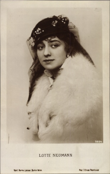 Postcard actress Lotte Neumann, portrait, fur stole