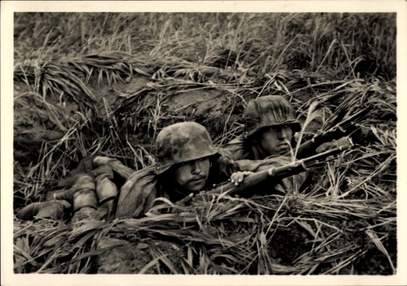 Postcard German Waffen SS, In the foxhole