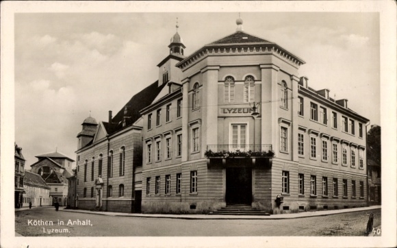 Ak Köthen in Anhalt, Lyzeum Gebäude, Straßenansicht, r Stil