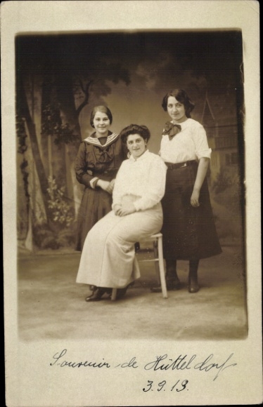 Foto Ak Frauen, Gruppenfoto, Kleider