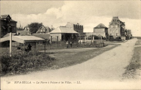 Postcard Ouistreham Riva Bella Calvados, Pierre a Poisson and the villas