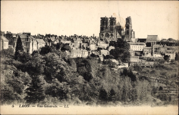 Ak Laon Aisne, algemeen uitzicht, kathedraal, huizen, bomen
