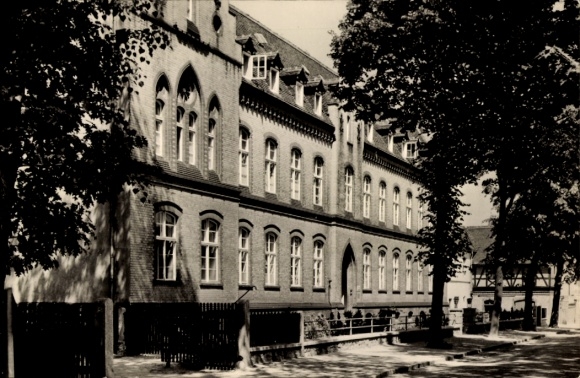 Ak Wittichenau in der Oberlausitz, Historisches Gebäude, Fenster, Bäume, Schwarz-Weiß-Foto