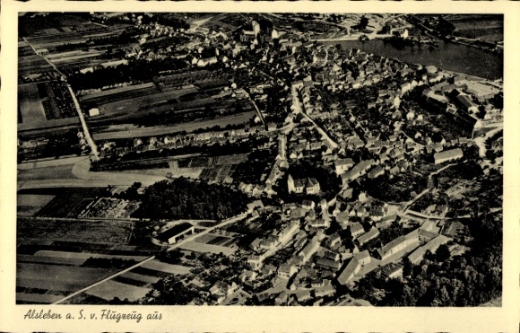 Ak Alsleben an der Saale, luchtfoto van nederzetting, rivier, velden, landschap