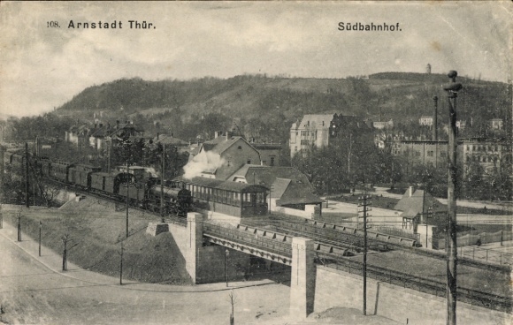Ak Arnstadt in Thüringen, Südbahnhof, Bahnhof, Landschaft, Züge, Gebäude, Bahngleise