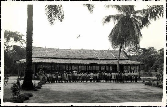 9 oude foto's Kameroen, school in Bassa, diverse uitzichten