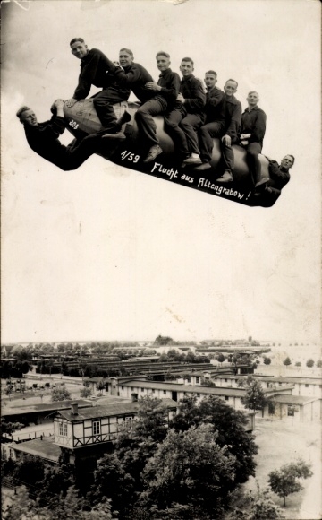Foto Ak Truppenübungsplatz Altengrabow, Reichswehr, Inf. Regt. 59, Soldaten auf einem Geschoss