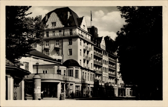 Postcard Bad Elster in Vogtland, Karl Marx Hof, architecture, trees, street view, black and white