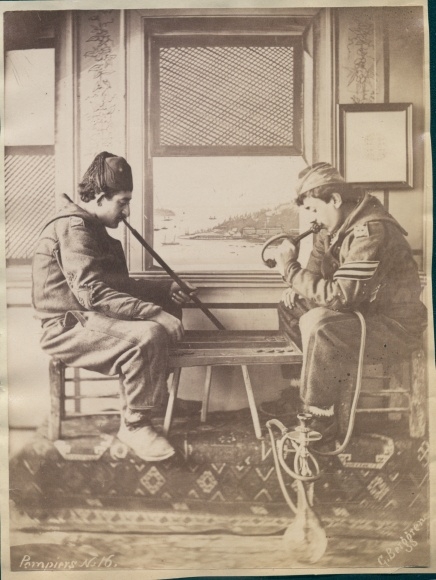 Zdjęcie Imperium Osmańskie, ok. 1880 r., żołnierze osmańscy palący sziszę, fotograf G. Berggren