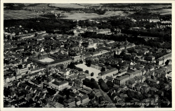 Ak Ludwigsburg in Württemberg, Luftaufnahme von  Stadtansicht, alte Gebäude