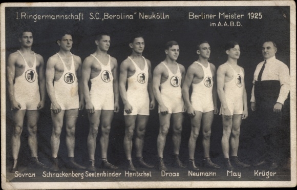 Postcard I. wrestling team SC Berolina Neukölln Berlin champion 1925, communist Werner Seelenbinder KPD
