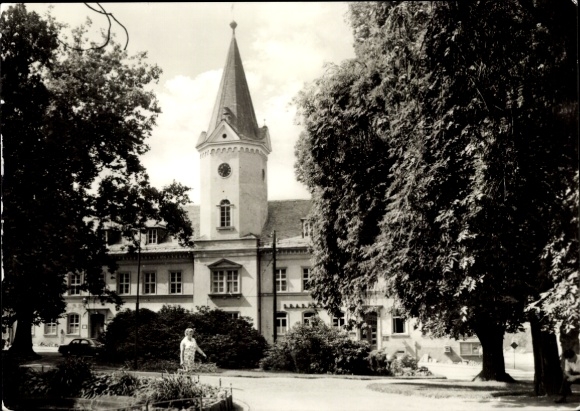 Ak Berga an der Elster Thüringen, Turm mit Spitze, Baumreiche Umgebung, historische Architektur