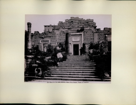 foto rond 1880, Brescia Lombardia, Museo Civico Romano, Tempio di Vespasiano