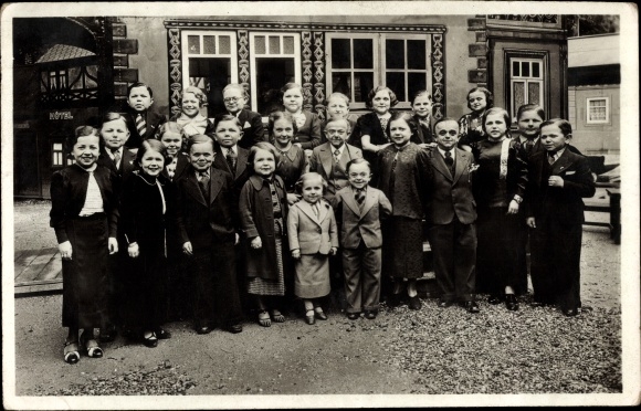 Postcard Paris, International Exhibition 1937, A group of the people of the Kingdom of Lilliput