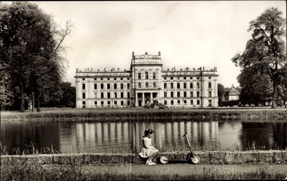 Postcard Ludwigslust in Mecklenburg, castle, park, girl with scooter