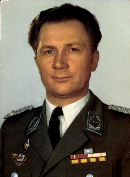 Postcard Cosmonaut Sigmund Jähn, first pilot-cosmonaut of the GDR, portrait
