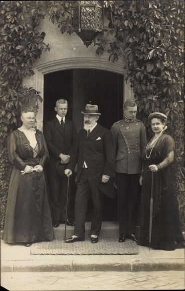 Photo Postcard King Wilhelm von Württemberg with family, 1918