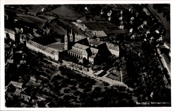 Ak Bamberg in Oberfranken, Vogelperspektive auf das Kloster Michaelsberg, umgeben von Landschaft