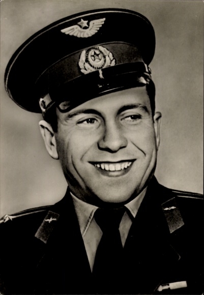 Postcard Cosmonaut Lieutenant Colonel Pawel Romanovich Popovich, portrait