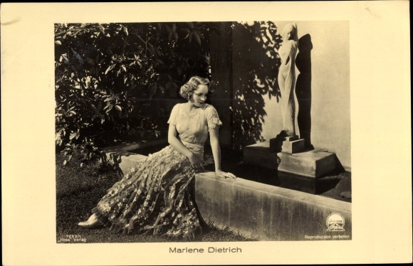 Postcard actress Marlene Dietrich, portrait