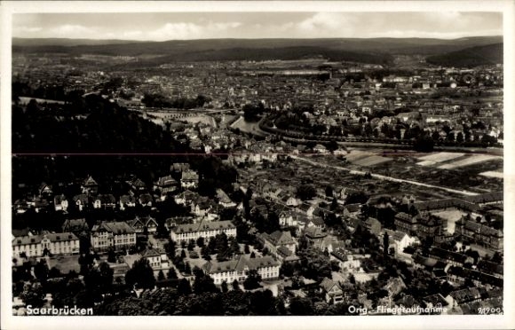 Ak Saarbrücken im Saarland, Luftaufnahme von  Stadtansicht, Schwarz-Weiß-Foto