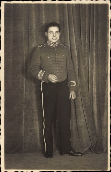 Photo Postcard gatekeeper or messenger in service uniform, standing portrait, Greiling cigarettes
