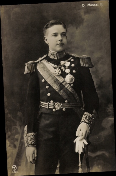 Ak Manuel II. von Portugal, Standportrait in Uniform
