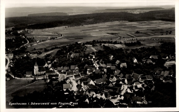 Ak Egenhausen im Nordschwarzwald, Luftaufnahme von  Schwarzwald, viele Häuser, Kirche, Felder