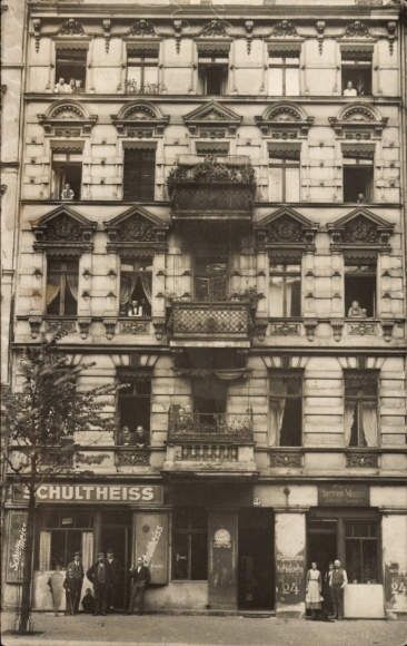 foto Ak Berlin Prenzlauer Berg, Belforter Straße 24, Schultheiss-Ausschnak, bewoners