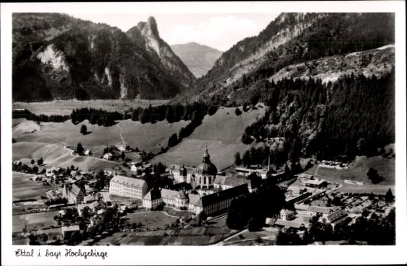 Ak Ettal Oberbayern, Landschaft mit Kloster, Berge, Wiesen