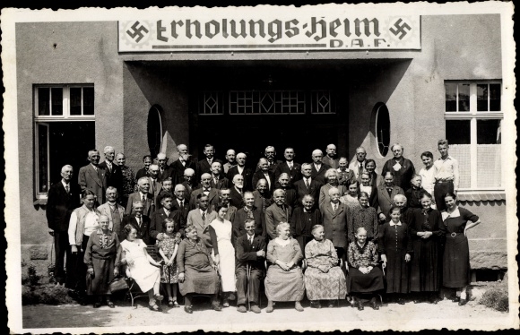 Photo Postcard Group of people in front of the DAF convalescent home